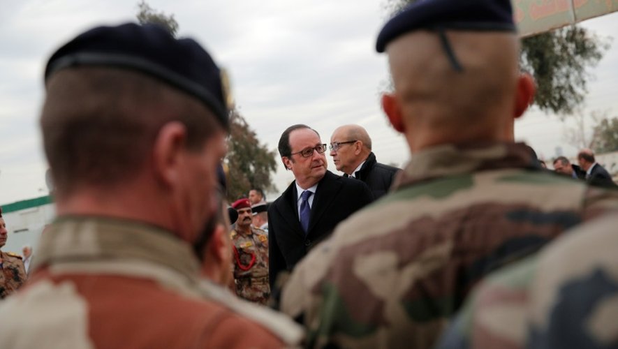 François Hollande et Jean-Yves Le Drian au milieu de militaires français le 2 janvier 25017 à Bagdad
