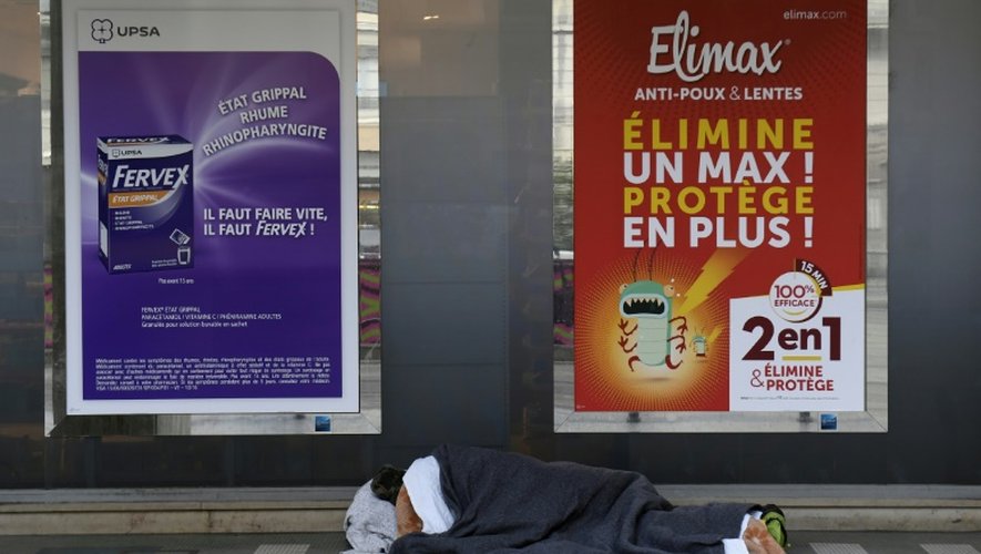 Un sans-abri dort dans une rue de Lyon, le 16 janvier 2017, au début d'une vague de froid