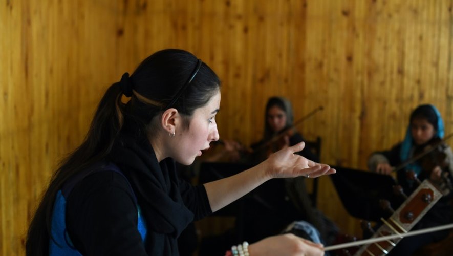 Negina Khpalwak, chef d'orchestre de "Zohra" le  premier orchestre 100% féminin d'Afghanistan, le 8 janvier 2017 en répétition à l'Institut national de musique à Kaboul