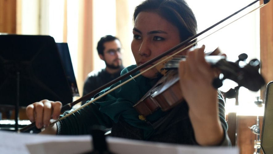 Zarifa Adiba, une violoniste de "Zohra", le premier orchestre 100% féminin d'Afghanistan, le 8 janvier 2017 en répétition à l'Institut national de musique à Kaboul
