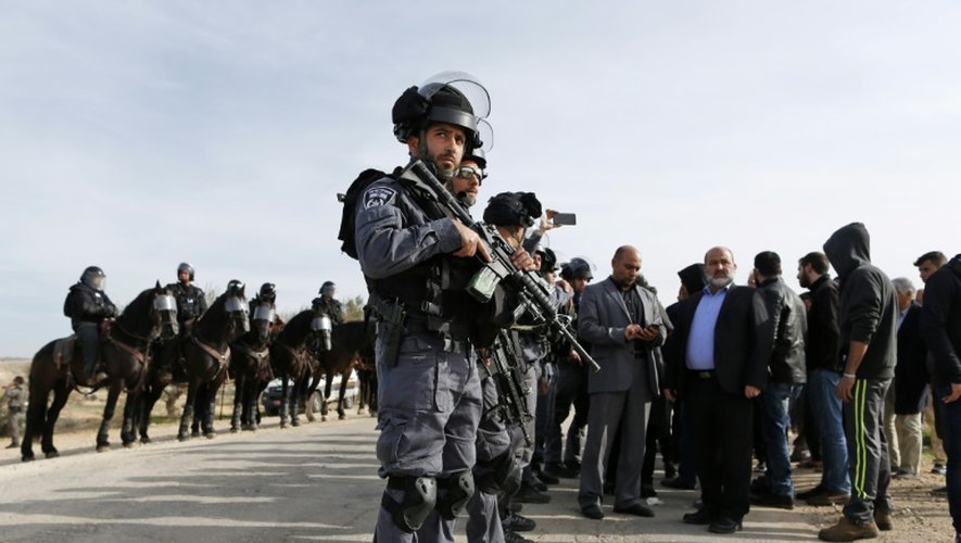 Des policiers israélien face aux manifestants bédouins lors d'une opération de démolition à Umm Al Hiran, en Israël, le 18 janvier 2017
