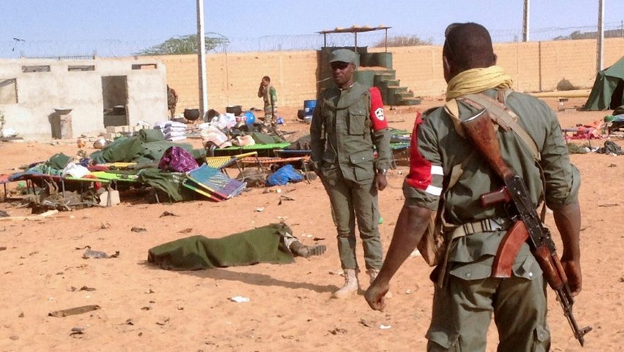 Des militaires sur les lieux d'un attentat suicide, le 18 janvier 2017 à Gao, dans le nord du Mali