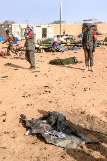 Des militaires sur les lieux d'un attentat suicide qui a fait près de 50 morts, le 18 janvier 2017 à Gao, dans le nord du Mali
