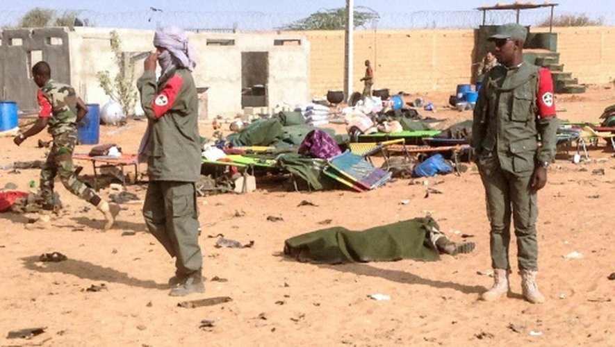 Des militaires sur les lieux d'un attentat suicide qui a fait près de 50 morts, le 18 janvier 2017 à Gao, dans le nord du Mali