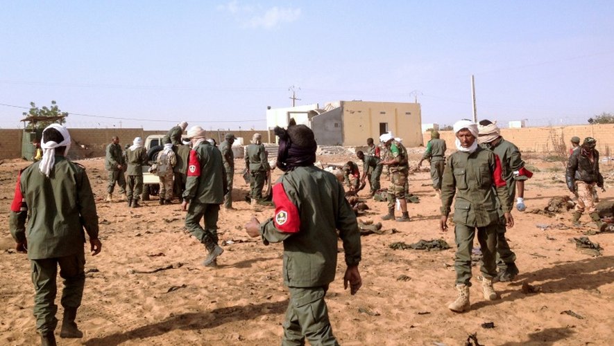 Des militaires sur les lieux d'un attentat suicide, le 18 janvier 2017 à Gao, dans le nord du Mali