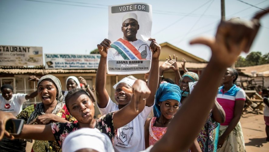 Des partisans d'Adama Barrow, vainqueur de la présidentielle, brandissent son portrait, le 2 décembre 2016 à Serekunda en Gambie