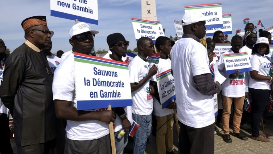 Manifestation à Dakar, au Sénégal, pour soutenir des ONG gambiennes, le 17 décembre 2016
