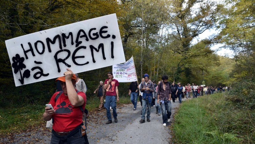Une manifestante porte une pancarte, "hommage à Rémi", le 25 octobre 2015 à Gaillac