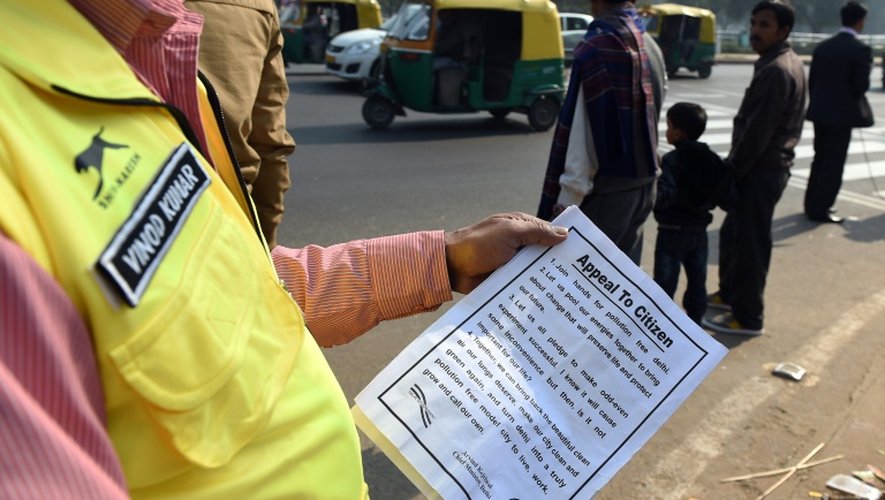 Un fonctionnaire consulte un document pour la mise en place de la circulation alternée le 1er janvier 2016 à New Delhi