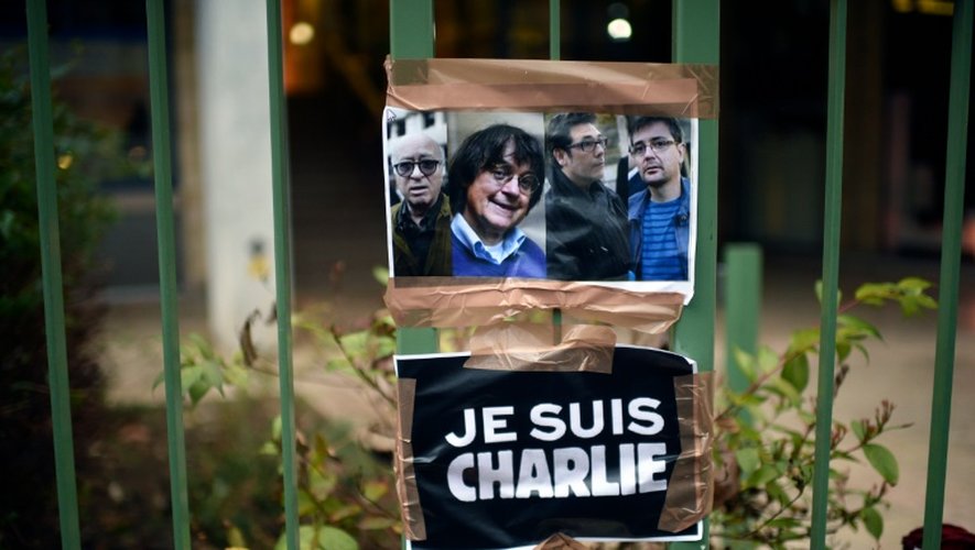 -Les portraits de Georges Wolinski, Jean Cabut (alias Cabu), Bernard Verlhac (alias a Tignous) et Stephane Charbonnier (alias Charb) accrochés le 8 janvier 2015 près des locaux du magazine "Charlie Hebdo" à Paris