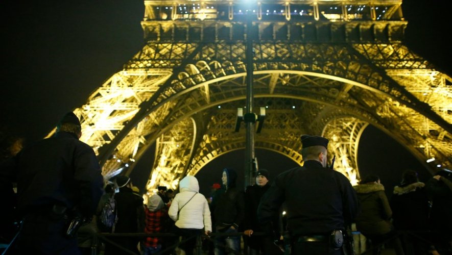Forces de sécurité déployées près de la Tour Eiffel le 31 décembre 2015 à Paris