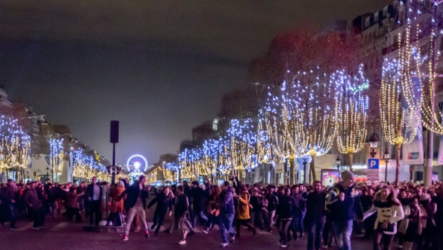 Des milliers de personnes  sur les Champs-Elysées pour célébrer la nouvelle année le 31 décembre 2015 à Paris