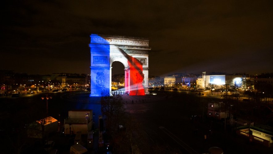 L'Arc de Triomphe  illuminé aux couleurs bleu-blanc-rouge le 31 décembre 2015 à Paris