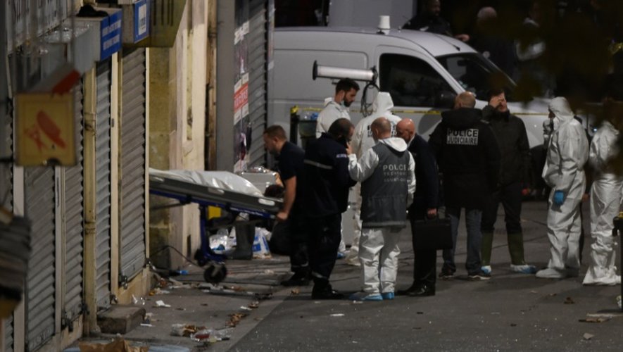 Le corps d'un homme tué lors de l'assaut du Raid le 18 novembre 2015 à Saint-Denis