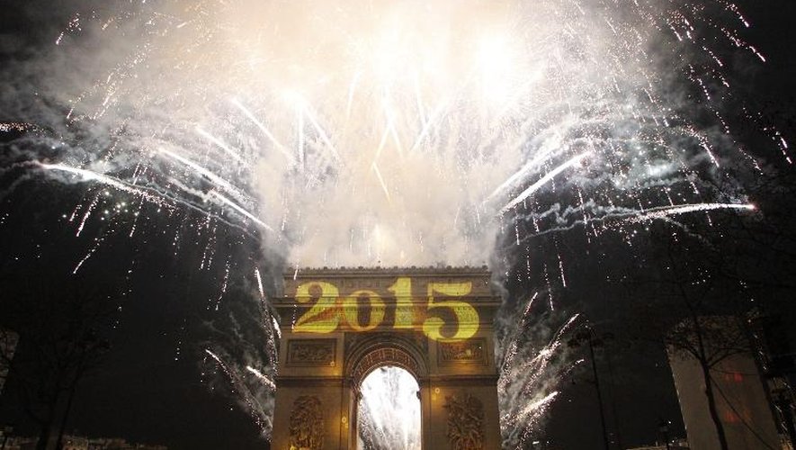 Feu d'artifice au dessus de l'Arc de Triomphe le 31 décembre 2014 à Paris