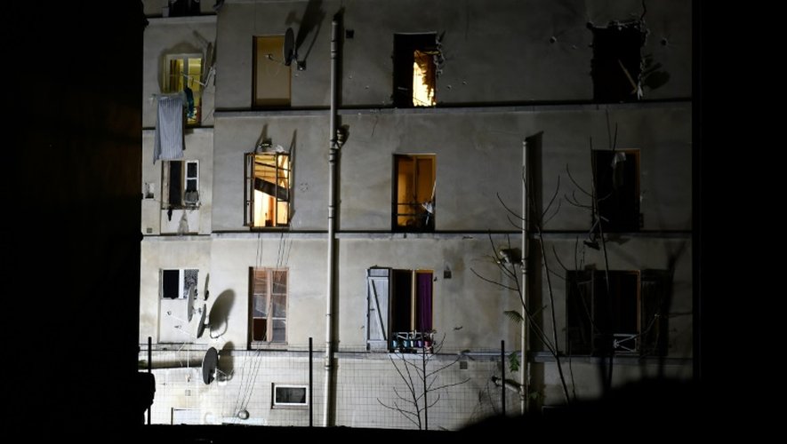Vue extérieure en date du 18 novembre 2015 de l'immeuble contre lequel le Raid a lancé l'assaut à Saint-Denis