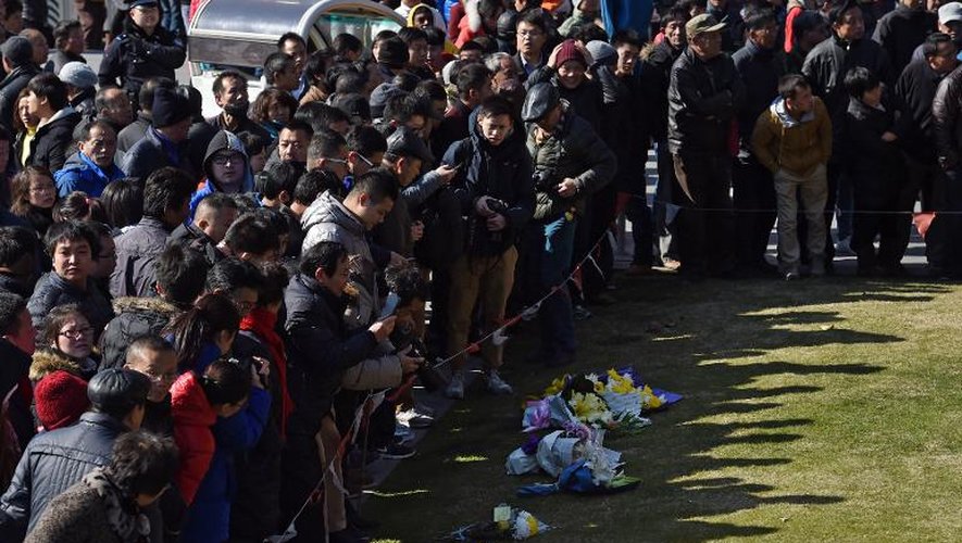 Des fleurs déposées le 1er janvier 2015 sur la célèbre promenade du Bund en hommage aux victimes de la bousculade qui a fait 35 morts pendant la nuit de la Saint-Sylvestre à Shangai