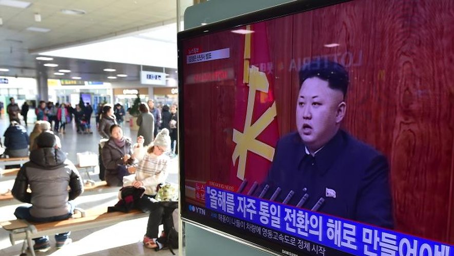 Kim Jong-Un lors de son traditionnel message télévisé du Nouvel An suivi sur un écran dans une gare  à Séoul le 1er janvier 2015