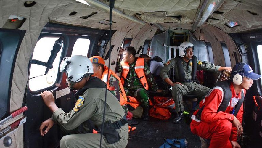 Des membres de l'aviation indonésienne survolent le 1er janvier 2015 en hélicoptère la mer de Java où s'est abimé l'avion d'AirAsia