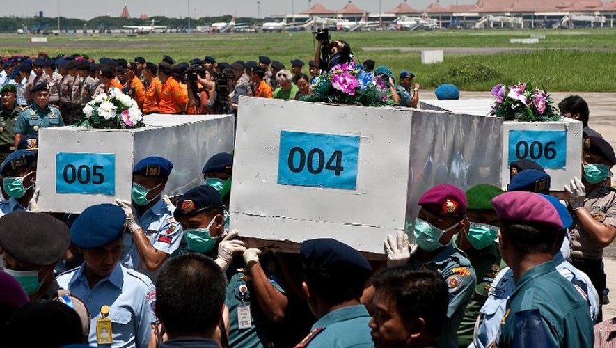Arrivée le 1er janvier 2015 sur une base militaire à Surabaya, des cercueils de victimes du crash de l'avion d'AirAsia