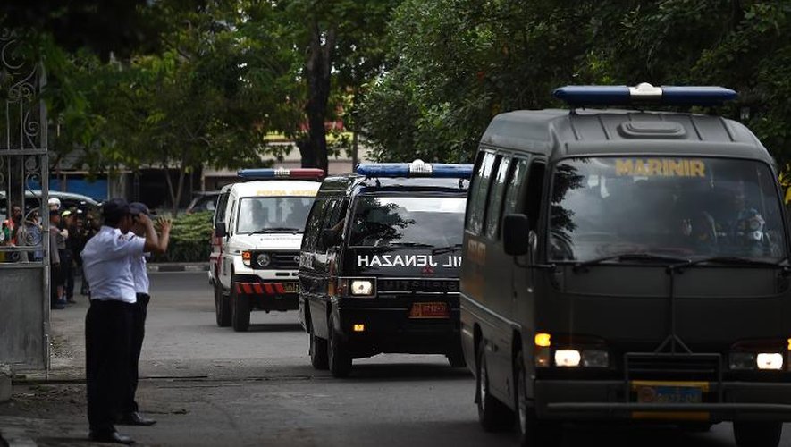 Les véhicules transportant les cercueils des victimes du crash de l'avion d'AirAsia, à leur arrivée le 1er janvier 2015 à Surabaya