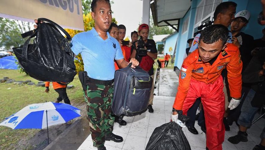 Les secours indonésiens rapportent les objets récupérés parmi les débris de l'avion d'AirAsia, le 1er janvier 2015 à Pangkalan Bun