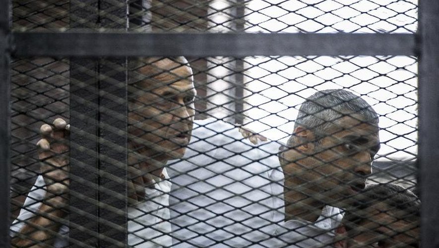 Les trois journalistes de la chaîne qatarie Al-Jazeera, Peter Greste  Mohamed Fadel Fahmy et Baher Mohamed, le 23 juin 2014 dans les locaux de la police au Caire
