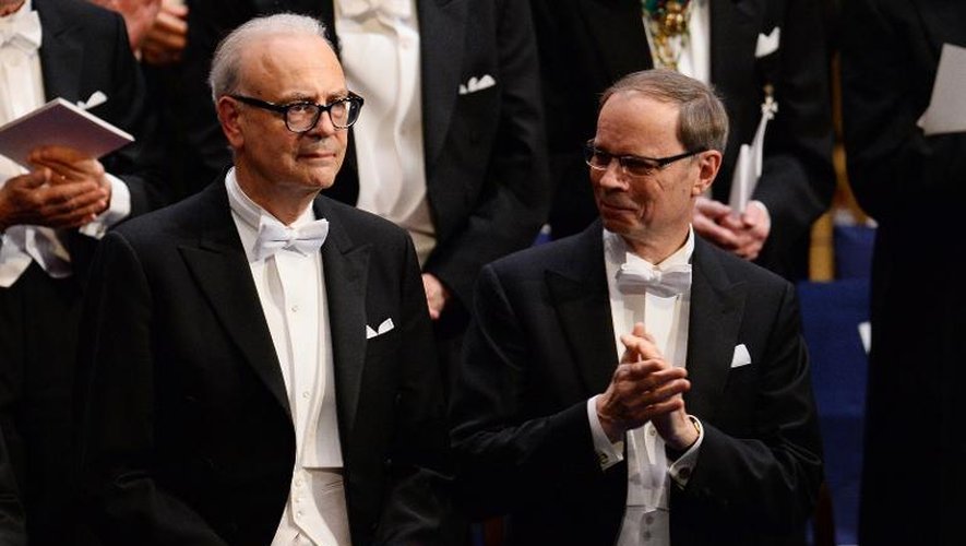 Le Prix Nobel de littérature Patrick Modiano (gauche) est applaudi par son compatriote et Prix Nobel d'économie Jean Tirole lors de la cérémonie de remise des Nobel à Stockholm le 10 décembre 2014