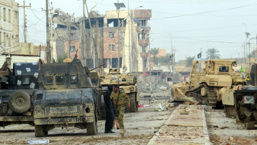 Des forces irakiennes stationnent dans Ramadi pour sécuriser la zone et combattre le groupe EI, le 1er janvier 2016