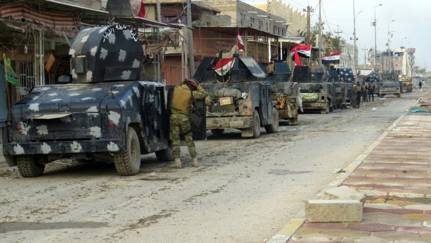 Des forces irakiennes stationnent dans Ramadi pour sécuriser la zone et combattre le groupe EI, le 1er janvier 2016