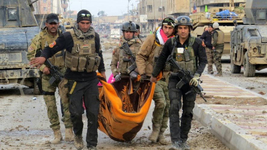 Des soldats des forces d'élite du contre-terrorisme (CTS) irakiennes portent le corps d'un camarade tombé lors de combats avec le groupe EI dans Ramadi, le 1er janvier 2016