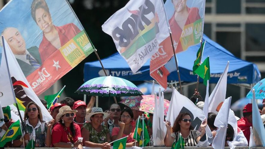Des partisans de Dilma Rousseff commencent à se regrouper le 1er janvier 2015 à Brasilia à l'occasion de l'investiture pour un second mandat de la présidente brésilienne