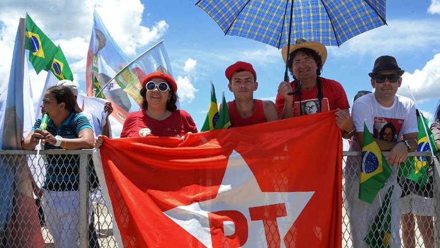 Des militants du Parti des travailleurs (PT, gauche au pouvoir) se regroupent le 1er janvier 2015 à Brasilia pour la cérémonie d'investiture de la présidente brésilienne Dilma Rousseff pour un second mandat