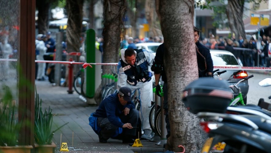 Des experts de la police sur les lieux d'une fusillade qui a fait deux victimes dans le centre de Tel Aviv, le 1er janvier 2016