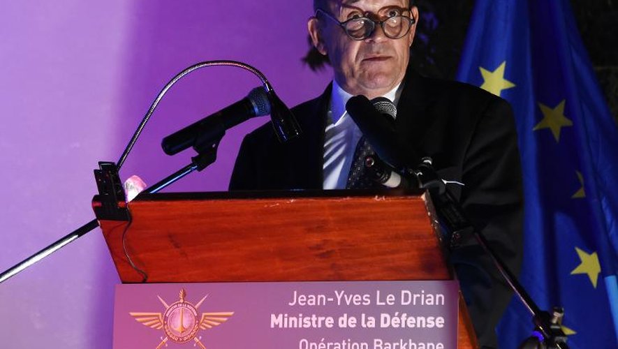 Le ministre français de la Défense Jean-Yves Le Drian lors de son allocution du Nouvel An le 31 décembre 2014 à N’Djamena