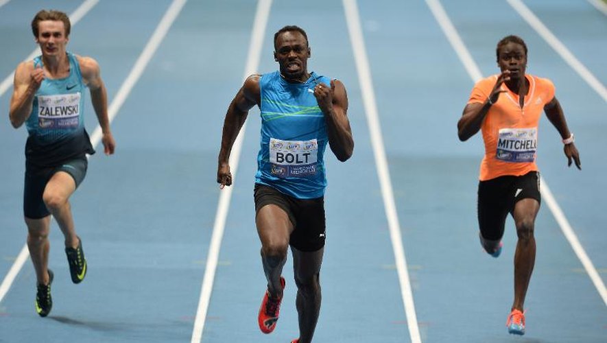Le sprinteur jamaïcain Usain Bolt (c) lors d'un 100 m en salle à Varsovie, le 23 août 2014