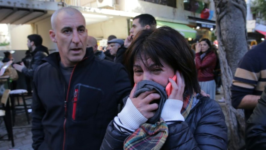 Une femme réagit après avoir été témoin d'une fusillade dans le centre de Tel Aviv, le 1er janvier 2016
