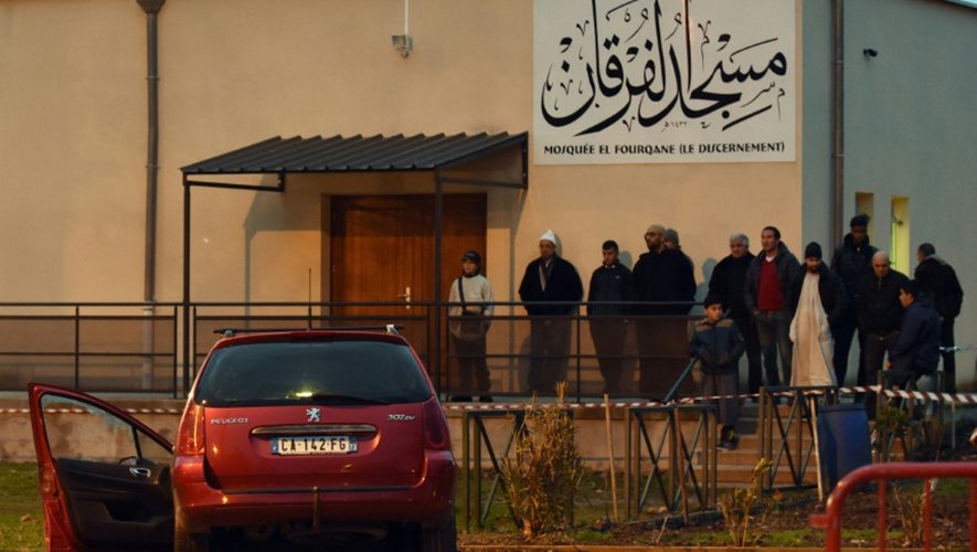Des hommes devant la mosquée de Valence, le 1er janvier 2016, après qu'un homme a foncé en voiture sur un militaire posté devant le site