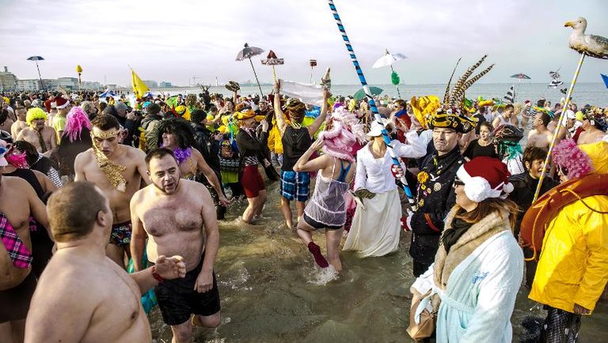 Des gens participent au traditionnel bain du nouvel an à Malo-les-Bains près de Dunkerque le 1er janvier 2015