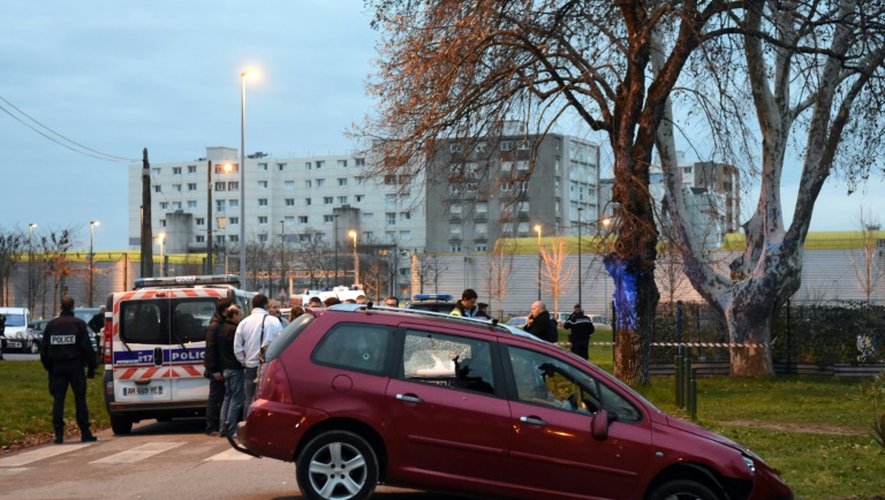 Des policiers près d'une voiture endommagée devant la mosquée de Valence, le 1er janvier 2016, après qu'un homme a foncé en voiture sur un militaire