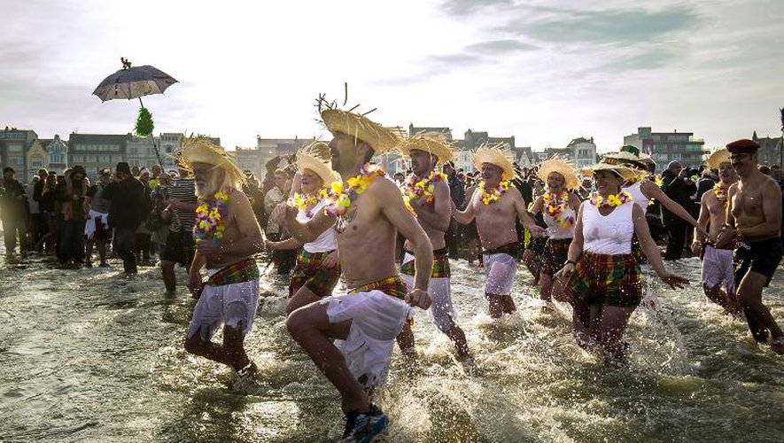 Des gens participent au traditionnel bain du nouvel an à Malo-les-Bains près de Dunkerque le 1er janvier 2015