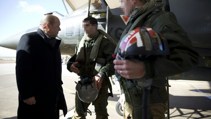 Le ministre français de la Défense Jean-Yves Le Drian avec des pilotes français sur une base jordanienne de la coalition, le 1er janvier 2016