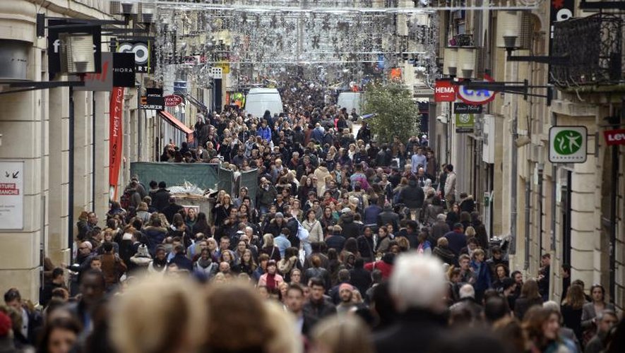 Foule rue Sainte-Catherine le 8 janvier 2014 à Bordeaux pour le coup d'envoi des soldes d'hiver