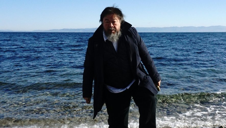 L'artiste chinois Ai Weiwei près de Mytilène, sur l'île grecque de Lesbos le 1er janvier 2016