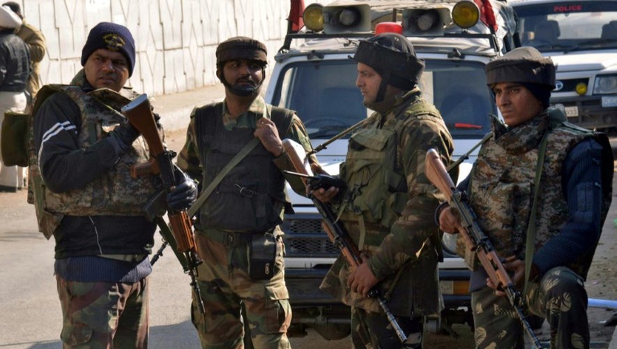 Des forces de sécurité indiennes en alerte sur une route menant à la base aérienne de Pathankot le 2 janvier 2016