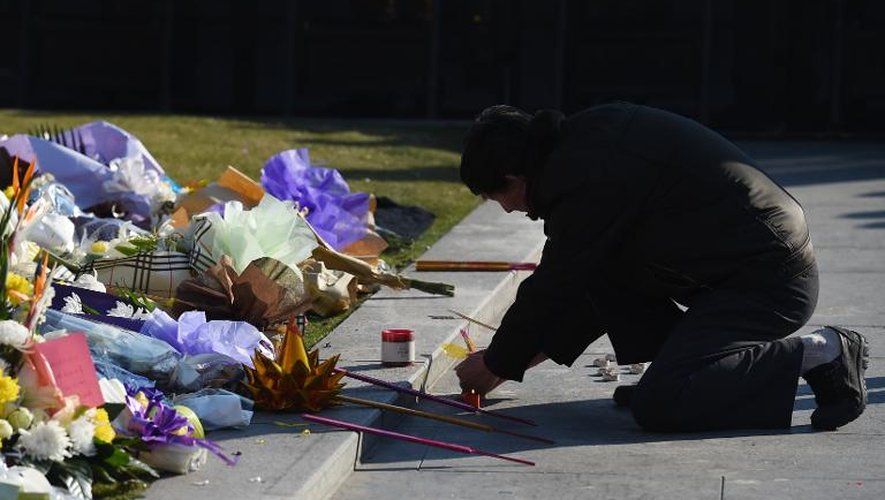 Fleurs et bougies déposées sur le Bund en hommage aux victimes de la bousculade meurtrière du Nouvel An, le 2 janvier 2015 à Shangai