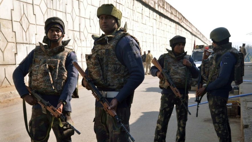 Des forces de sécurité indiennes montent la garde sur une route menant à la base aérienne de Pathankot le 2 janvier 2016