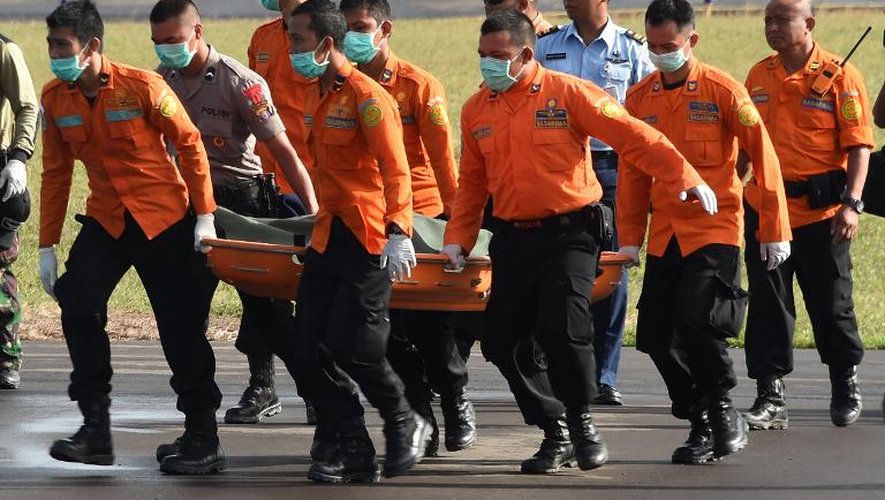 Un corps repêché en mer de Java est transporté par les équipes de secours le 2 janvier 2015 à Pangkalan Bun