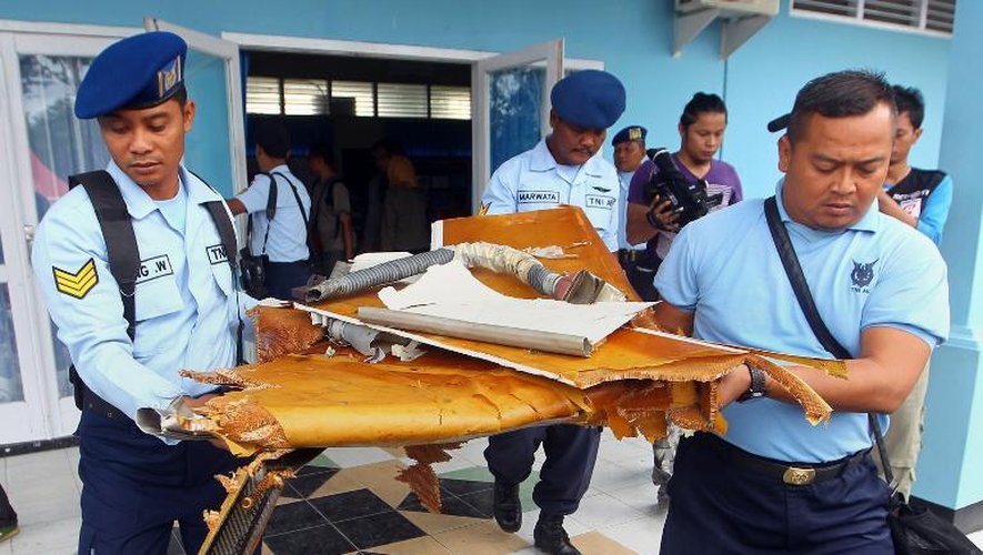 Des débris de l'avion d'AirAsia transportés par des militaires indonésiens le 2 janvier 2015 sur la base militaire de Pangkalan Bun