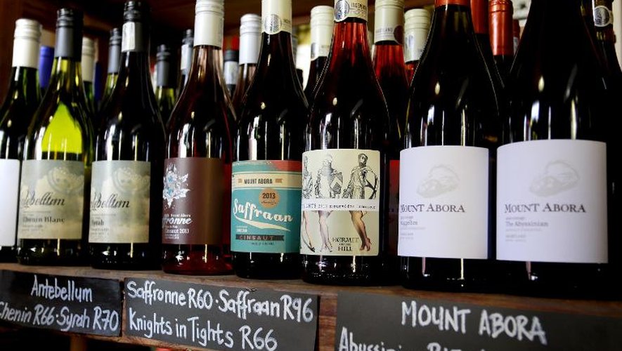 Des bouteilles de vin du Swartland vendues dans une coopérative de Riebeek Kasteel, en Afrique du Sud, le 28 novembre 2014